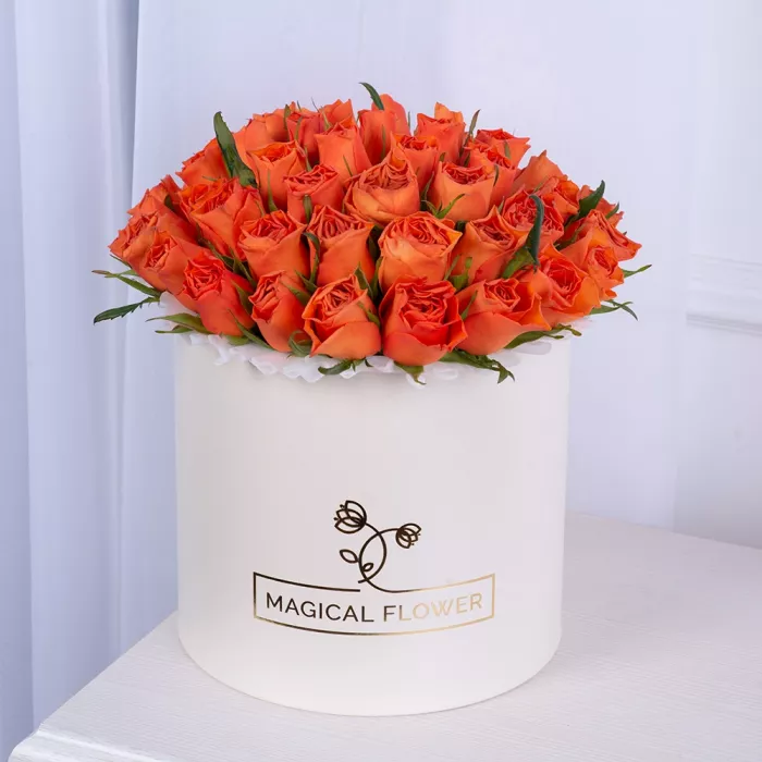 51 оранжевая роза в кремовой шляпной коробке