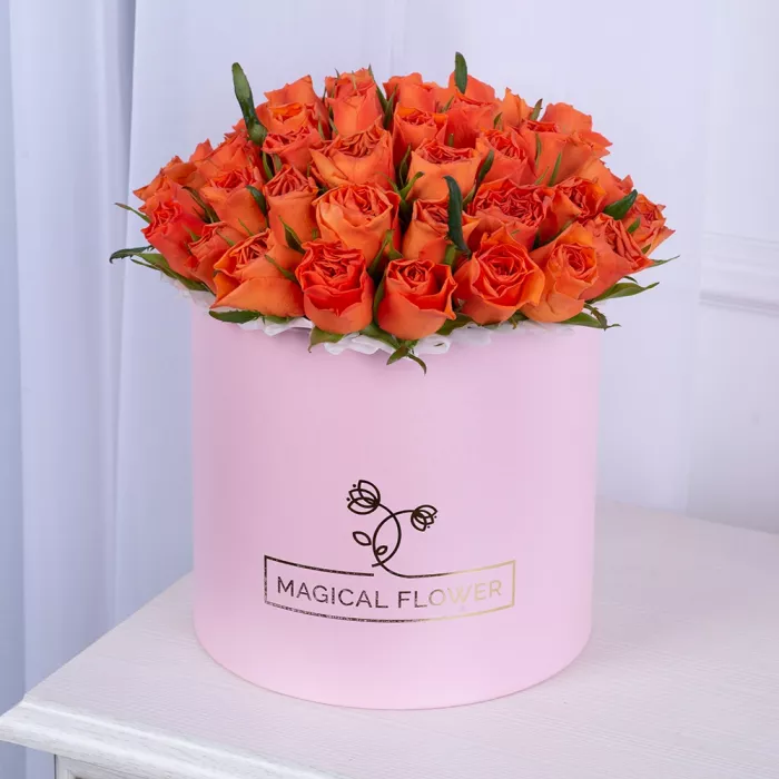 51 оранжевая роза в розовой шляпной коробке