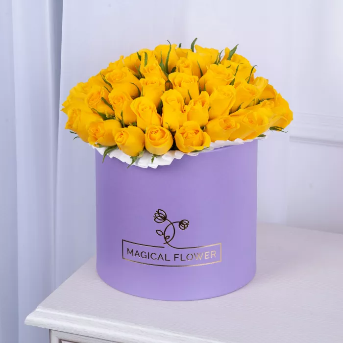 51 желтая роза в фиолетовой шляпной коробке