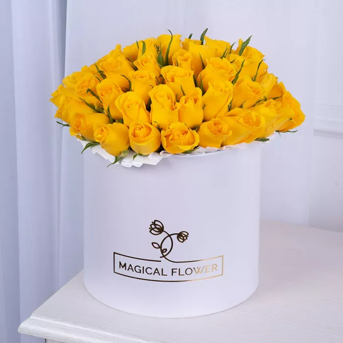 51 желтая роза в белой шляпной коробке