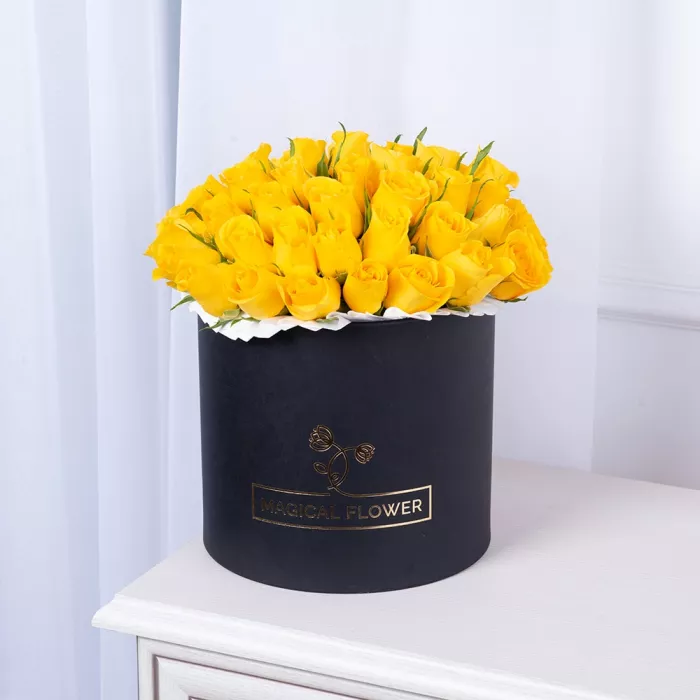 51 желтая роза в черной шляпной коробке