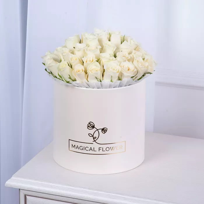 51 белая роза в кремовой шляпной коробке