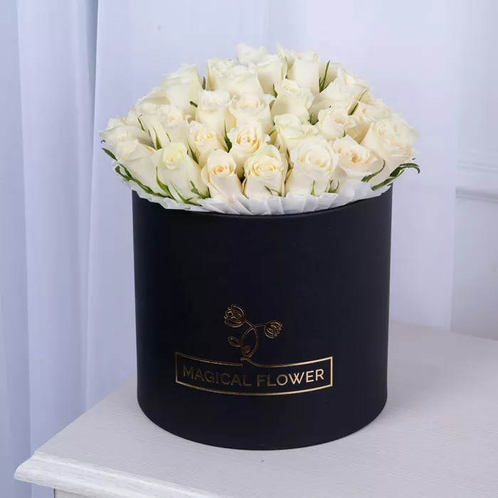 51 белая роза в черной шляпной коробке