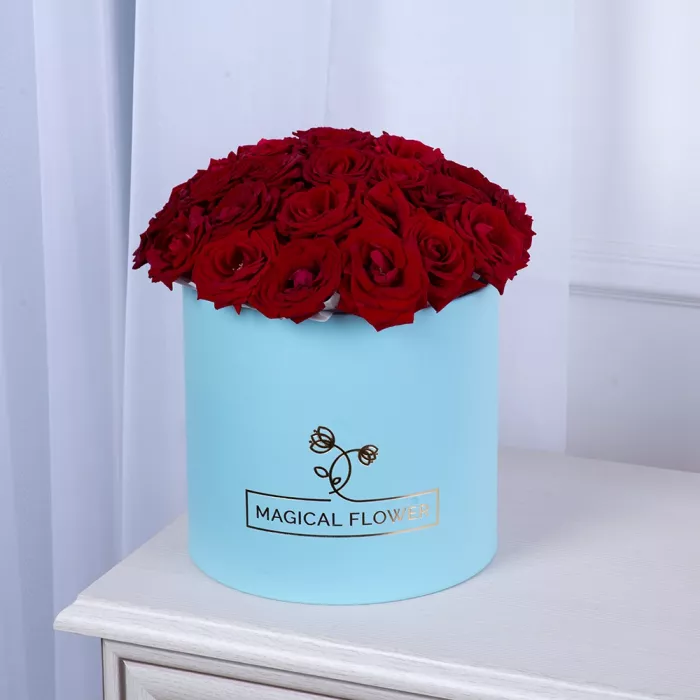25 красных роз premium в голубой шляпной коробке