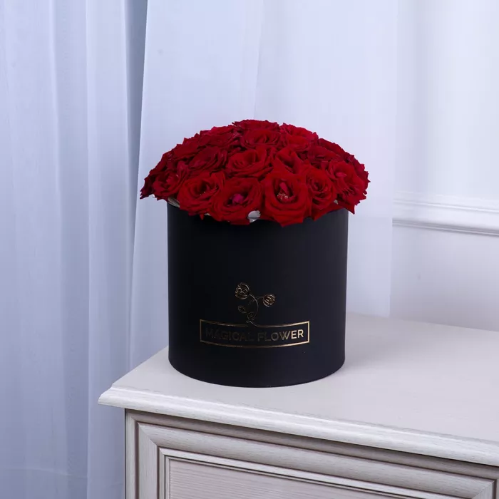 25 красных роз premium в черной шляпной коробке