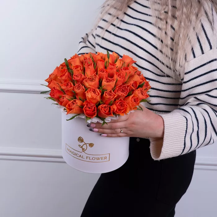 51 оранжевая роза в белой шляпной коробке