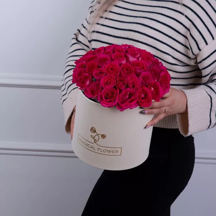 51 малиновая роза в кремовой шляпной коробке