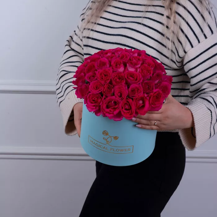 51 малиновая роза в голубой шляпной коробке