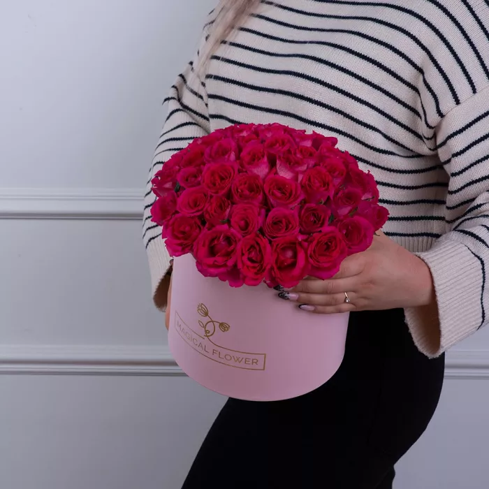 51 малиновая роза в розовой шляпной коробке