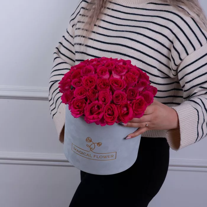 51 малиновая роза в серой бархатной шляпной коробке