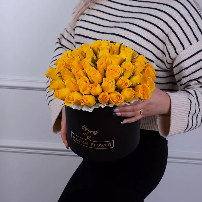 51 желтая роза в черной шляпной коробке