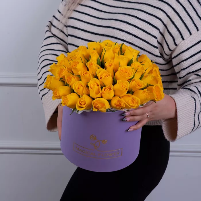 51 желтая роза в фиолетовой шляпной коробке