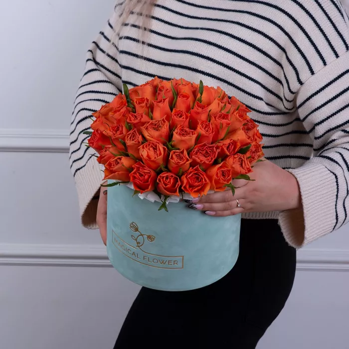 51 оранжевая роза в бархатной шляпной коробке
