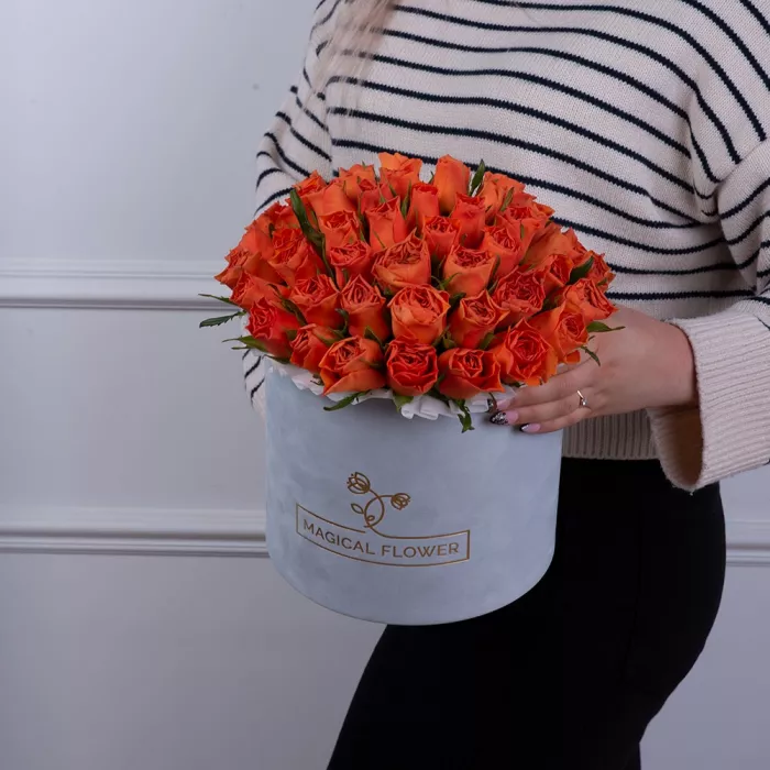 51 оранжевая роза в серой бархатной шляпной коробке