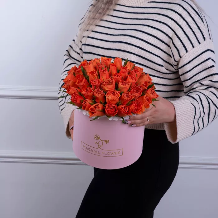 51 оранжевая роза в розовой шляпной коробке
