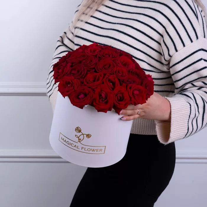 25 роз красных premium в шляпной белой коробке