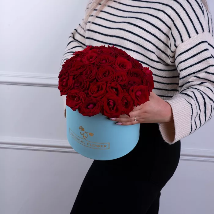 25 красных роз premium в голубой шляпной коробке