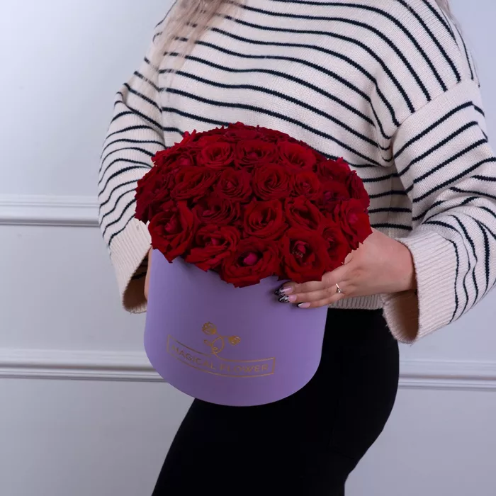 25 красных роз premium в фиолетовой шляпной коробке