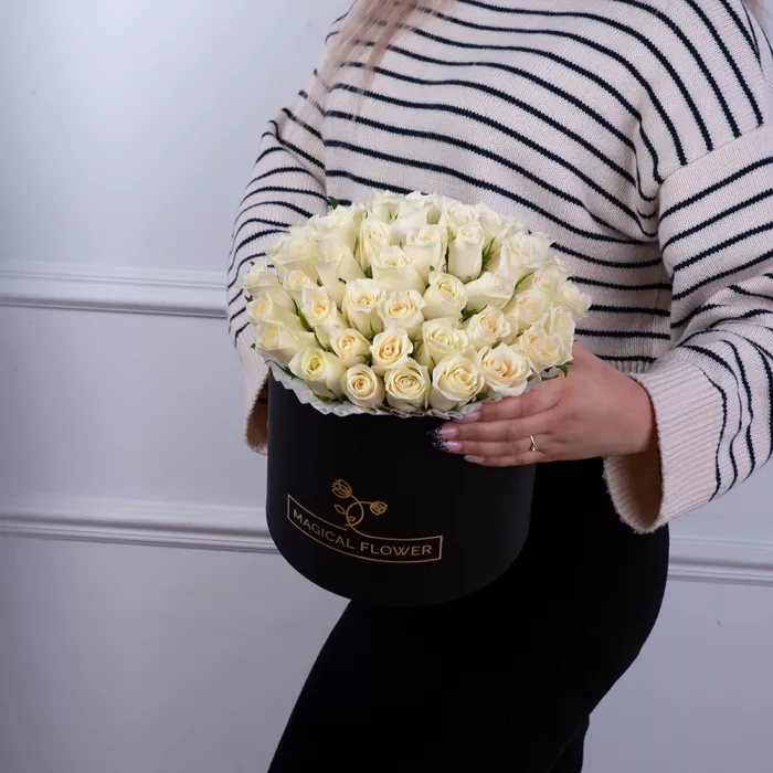 51 белая роза в черной шляпной коробке