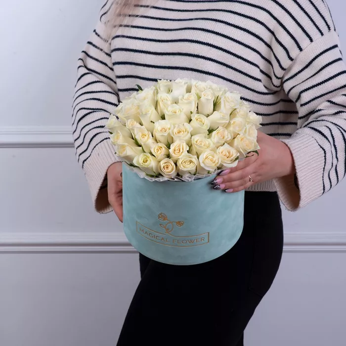 51 белая роза в бархатной шляпной коробке