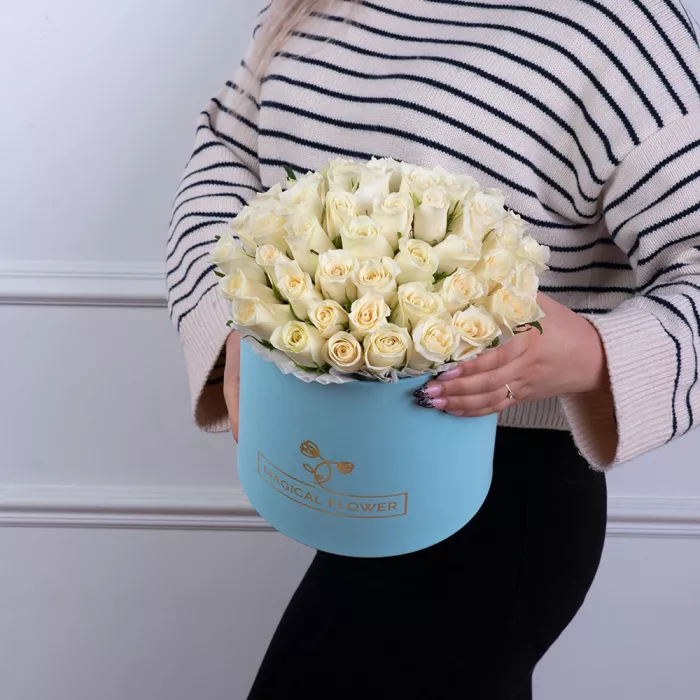 51 белая роза в голубой шляпной коробке