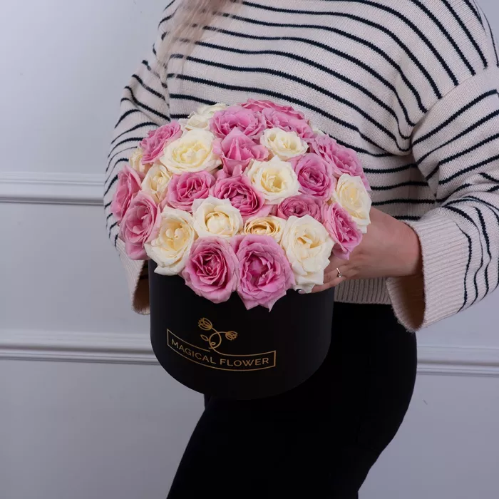 25 разноцветных роз premium в черной шляпной коробке