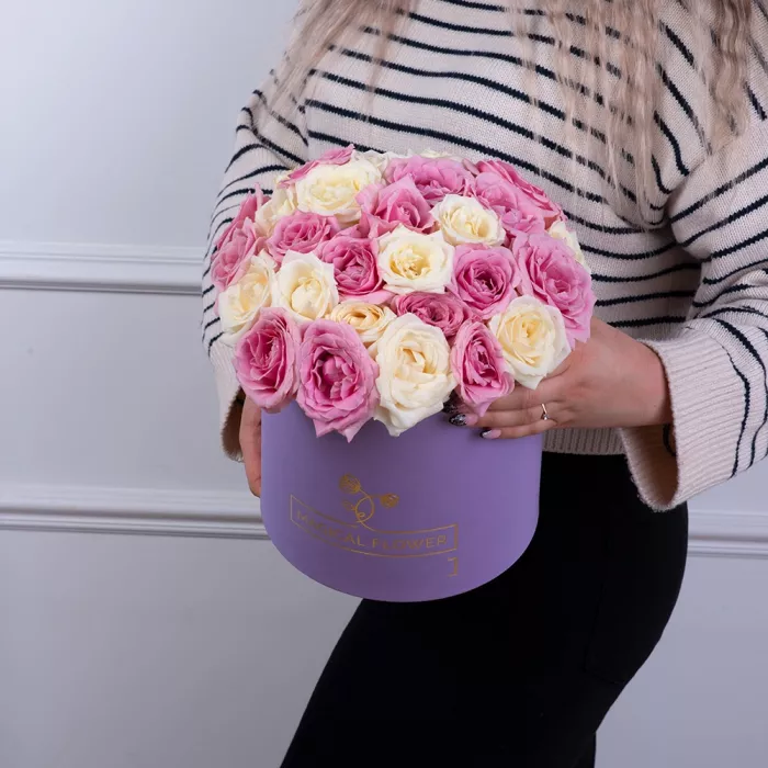 25 разноцветных роз premium в фиолетовой шляпной коробке
