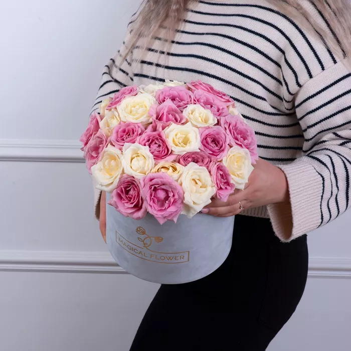 25 разноцветных роз premium в бархатной шляпной коробке