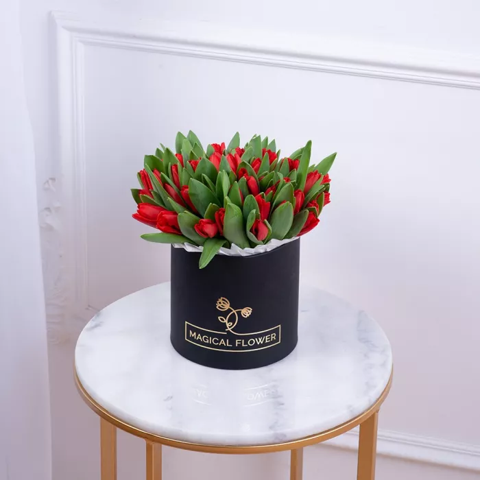 51 красный тюльпан в черной шляпной коробке