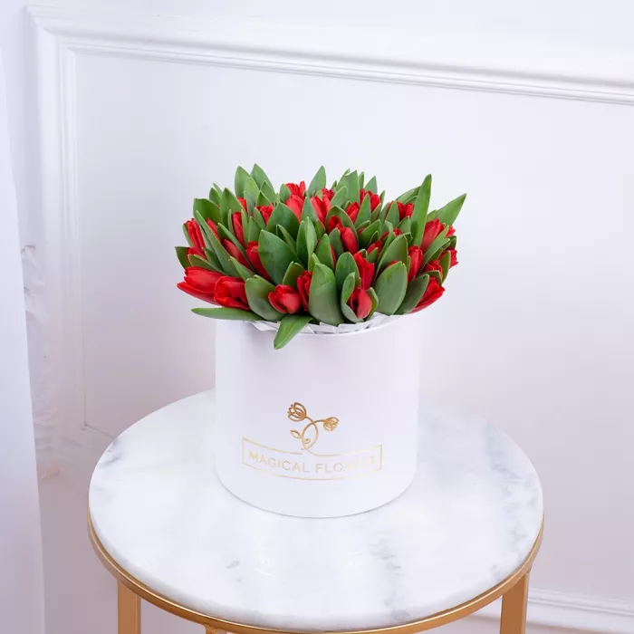 51 красный тюльпан в белой шляпной коробке