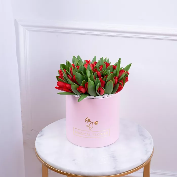 51 красный тюльпан в розовой шляпной коробке