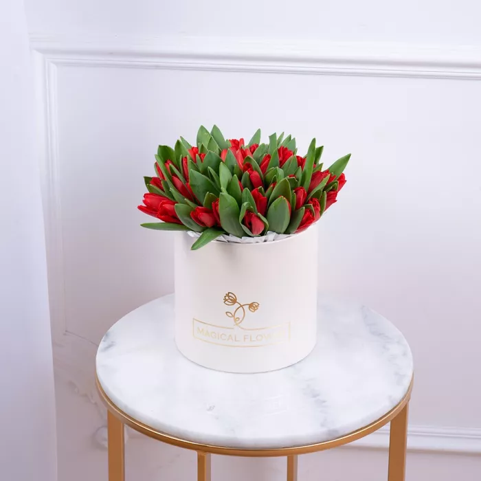51 красный тюльпан в кремовой шляпной коробке