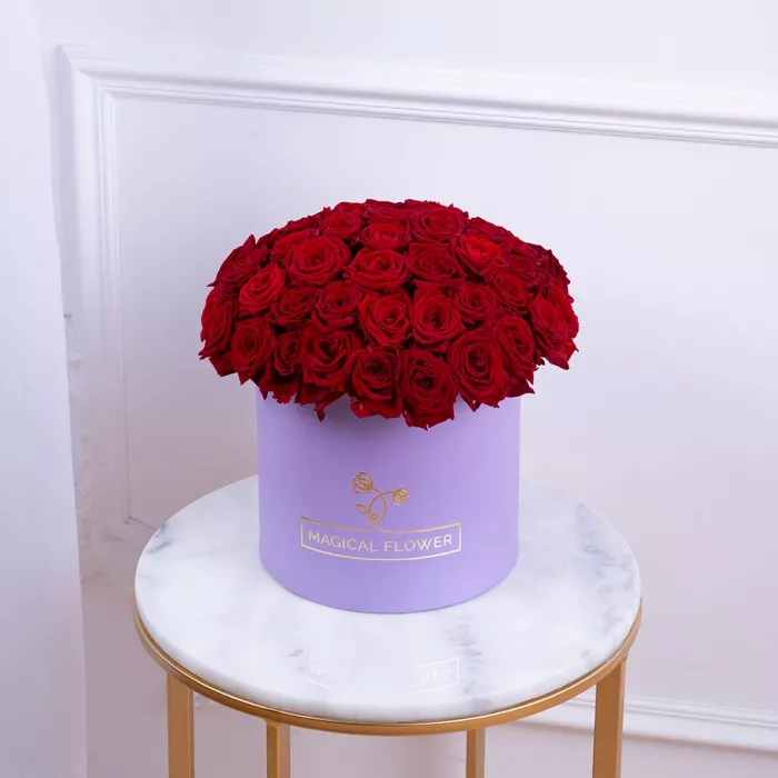 Букет из 51 красной розы premium в фиолетовой шляпной коробке