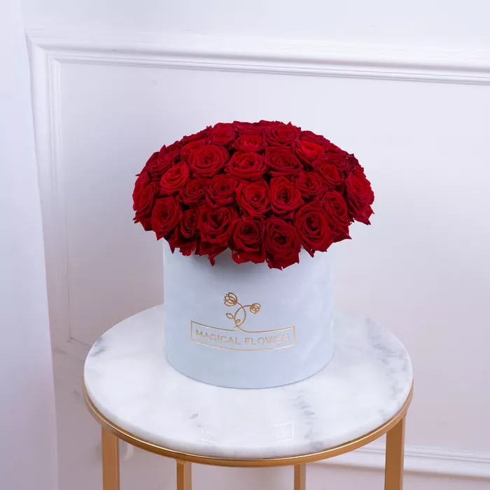 Букет из 51 красной розы premium в серой бархатной шляпной коробке