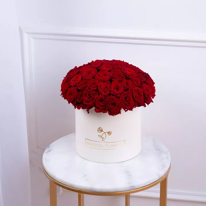 Букет из 51 красной розы premium в кремовой шляпной коробке