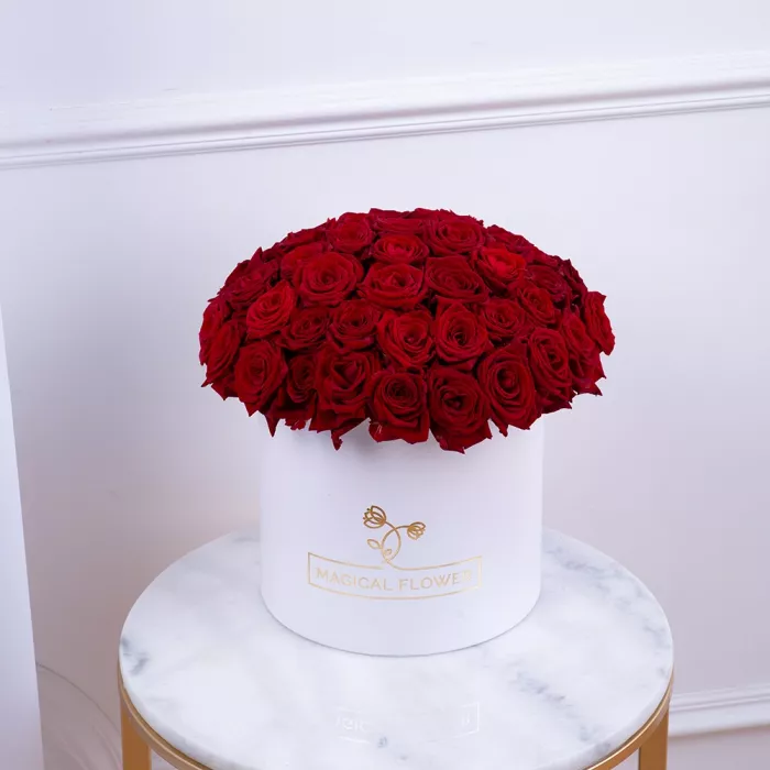 Букет из 51 красной розы premium в белой шляпной коробке