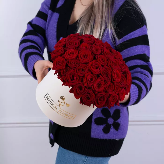 Букет из 51 красной розы premium в кремовой шляпной коробке