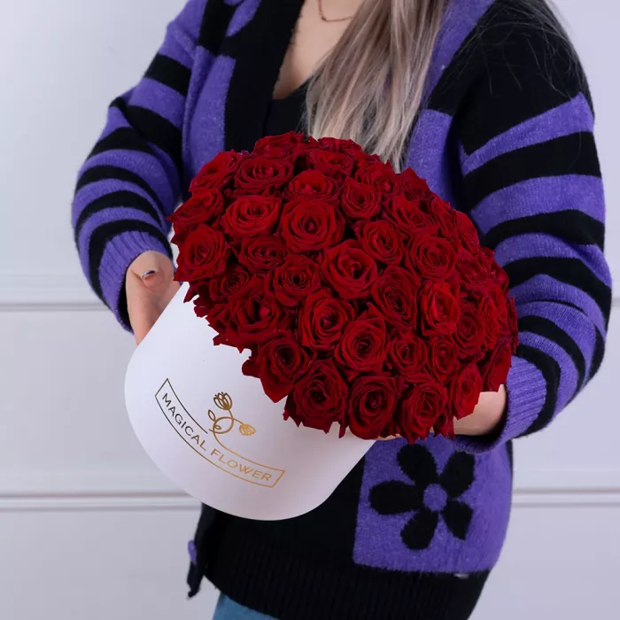 Букет из 51 красной розы premium в белой шляпной коробке