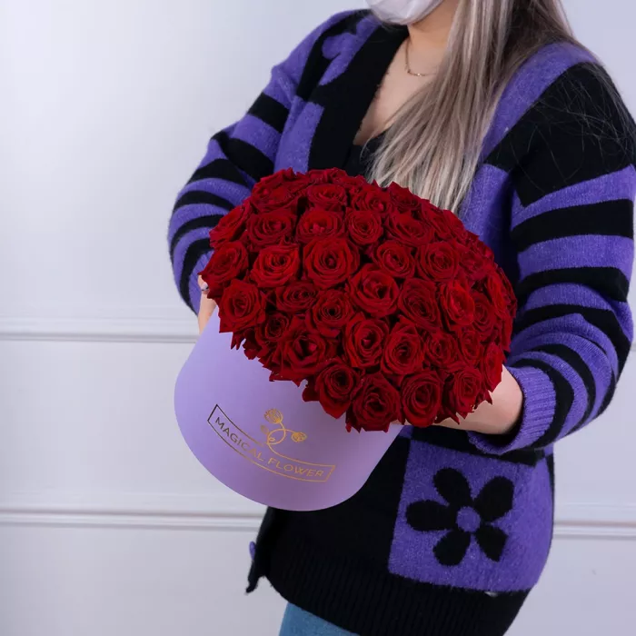 Букет из 51 красной розы premium в фиолетовой шляпной коробке