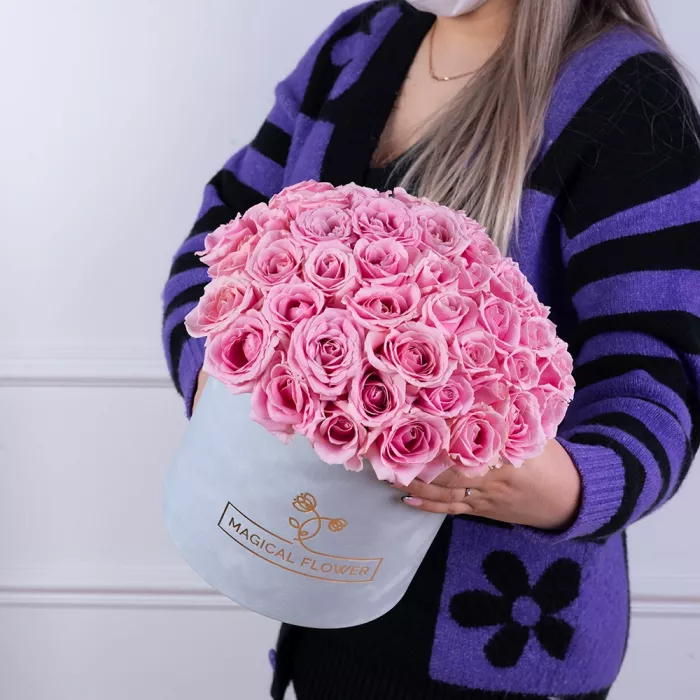 Букет из 51 розовой розы premium в серой бархатной шляпной коробке