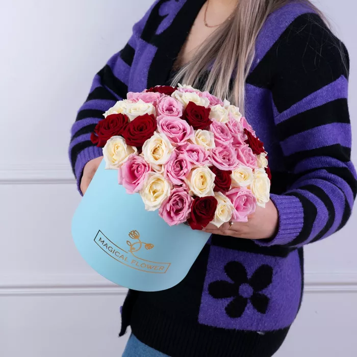 Букет из 51 разноцветной розы premium в голубой шляпной коробке