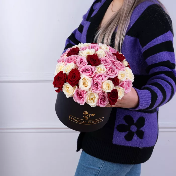 Букет из 51 разноцветной розы premium в черной шляпной коробке