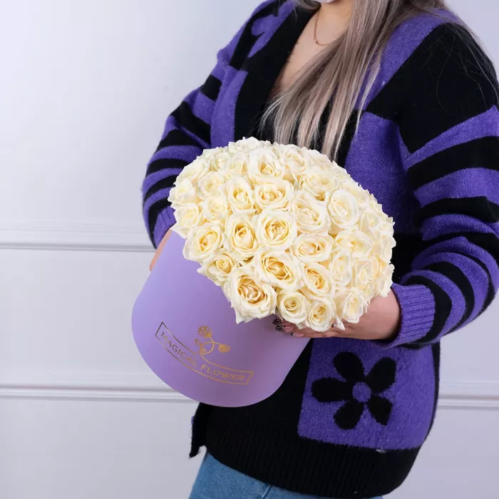 Букет из 51 белой розы premium в фиолетовой шляпной коробке