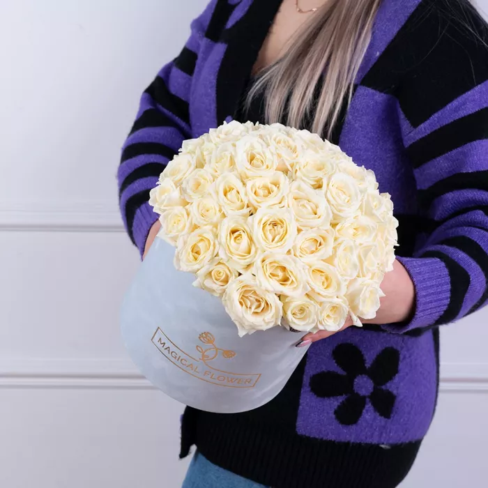 Букет из 51 белой розы premium в серой бархатной шляпной коробке