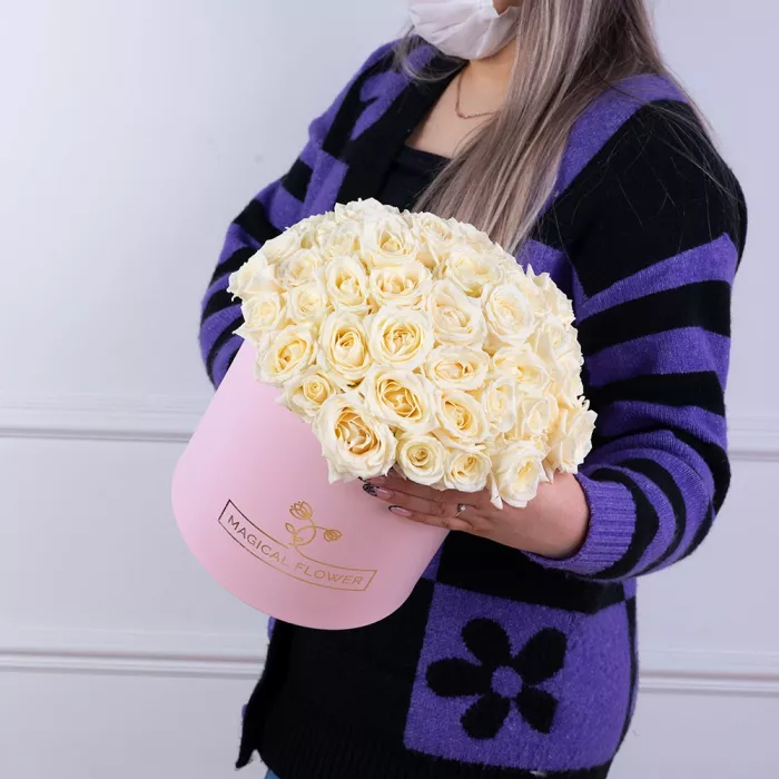 Букет из 51 белой розы premium в розовой шляпной коробке