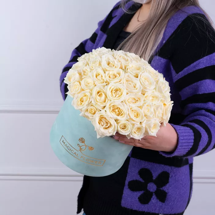 Букет из 51 белой розы premium в бархатной шляпной коробке