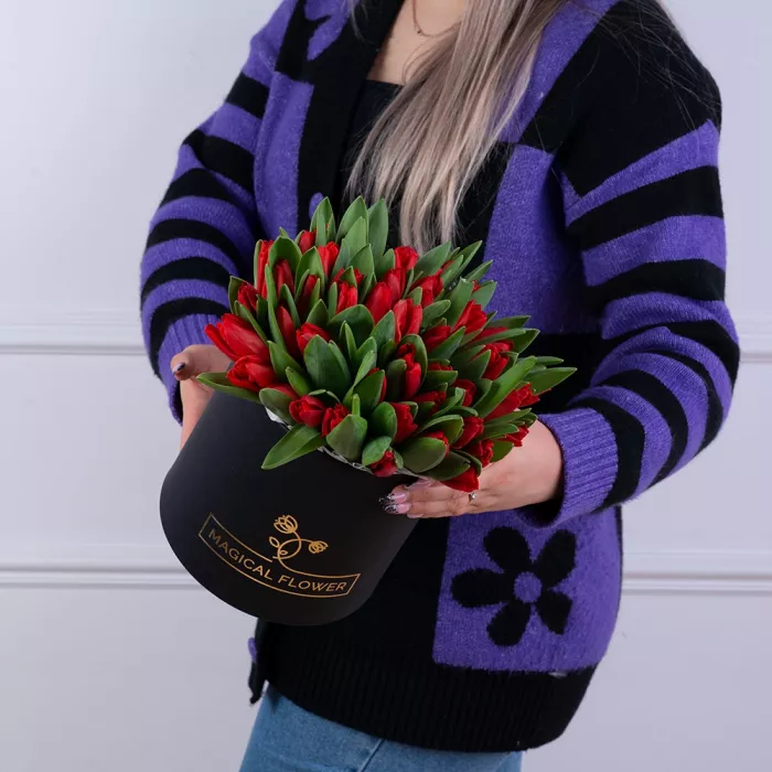 51 красный тюльпан в черной шляпной коробке