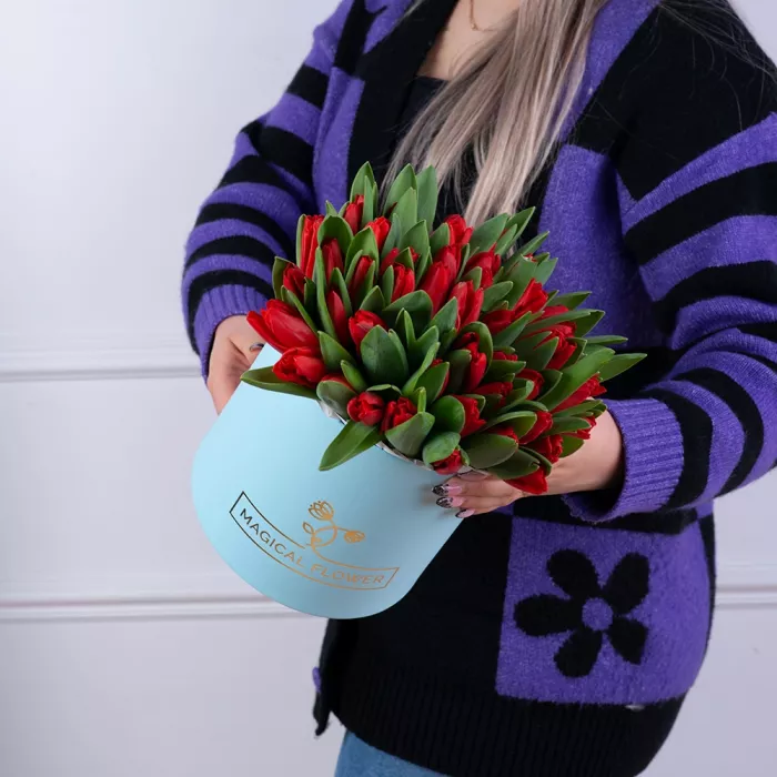 51 красный тюльпан в голубой шляпной коробке