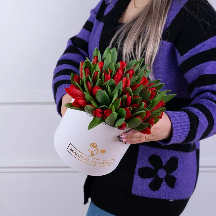 51 красный тюльпан в белой шляпной коробке