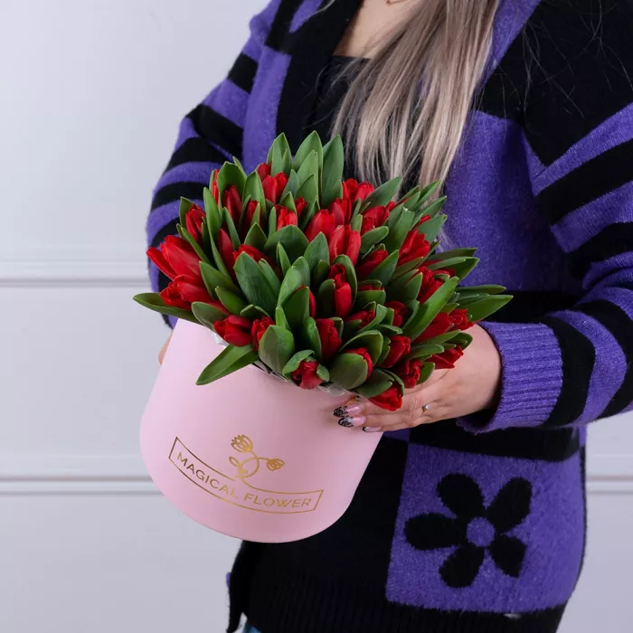 51 красный тюльпан в розовой шляпной коробке